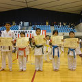 結城大会.小学3～4年組手　優勝　谷澤龍之介(中央)