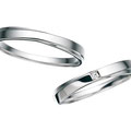 ≪Platinum≫　ふたつのラインが合わさるように交差するクロスデザインです。女性モデルのダイヤは、印象的なスクエアセッティング。さり気ないデザイン性で差をつけるシンプルモダンテイストです。　【CN-082 Pt900】￥54,000（税別）　【CN-081 Pt900】￥57,000（税別）ダイヤモンド1ピース