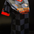 PSV vrouwen shirt 2022-2023, gedragen door Melanie Bross tijdens een foto shoot.