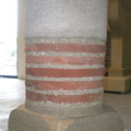Colonne en pierre et brique