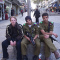 Mit frustrierten Palästinensern weitaus härteren Kalibers müssen sich diese israelischen Rekruten in Jerusalem herumschlagen. Schwere Waffen gehören für die Israelis genauso zum Alltag wie McDonald's-Cola-Becher - oder auch grinsende Touris.