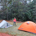 ... les nanas s'occupent du montage des tentes!