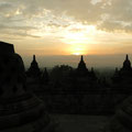 Lever de soleil sur le temple de Borobudur.