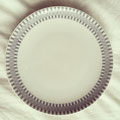 北欧デザインのお皿。白地に青の模様が北欧らしいシンプルだけど、存在感のあるお皿。在庫4 注文No.KI-8 ￥1800
