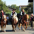 Auch der Landrat (l.) ritt in der Prozession mit.