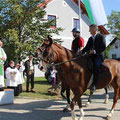 Stadtpfarrer Wolfgang Häupl segnete Ross und Reiter.
