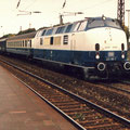 221 116-7 im Personenbahnhof Duisburg-Wedau Ocktober 1988.