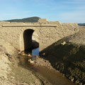 Pont immergé lorsque le  niveau de l'eau est haut