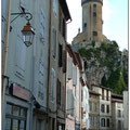 Château de Foix au bout d'une ruelle aux maisons à colombages