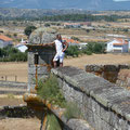 Touriste surveillant la présence d'un ennemi quelconque...