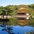 El famoso Pabellon Dorado de Kyoto, Japón.