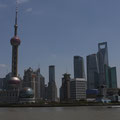 Blick vom Bund auf die Skyline Shanghais