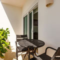 BALCON PRIVADO CON MESA Y SILLAS