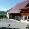 Aussenansicht mit Vorplatz