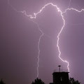 Blitz über der Alten Feuerwache in Bad Nauheim - Foto von Astrophysiker Walter Gröning