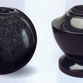 Vases en granit noir