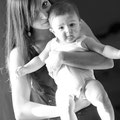 fotografo per bambini,foto di bambino con la mamma a brescia bergamo in lombardia, foto by Matteo Deiuri