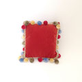 クッション180　クリスマス赤ベルベット4色ポンポン付き　240×240　￥1,500
