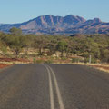 Der Weg ins Rote Zentrum von Australien fuehrt durch die East Mc Donell Range.