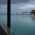 Dafuer hat man diese kuenstliche "Lagune" errichtet, die optisch direkt ins meer uebergeht. Allerdings tummelt sich hier auch ganz Cairns...