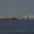 Riesige Schiffe laufen den Hafen von Cartagena an.