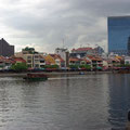 Hier gegenueber seht ihr Boat Quai, neben Clarque Quai DIE Restaurant- und Kneipenmaile direkt am Singapore River.