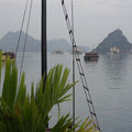 In der Halong Bay wimmelt es nur so von Ausflugsbooten...