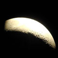 So sieht der Mond durch ein Teleskop-Fernrohr aus.