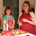 Najprej sta Eva in mami poskusili sami peči piškote...