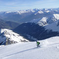 im Pulver wedelt er wie er nie was anderes gemacht hätte, Blick ins saftige Grün im Tal