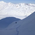 Franz im letzten steilen Hang des Gipfelhanges, mit Blick zur Weiß Kugel