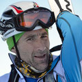 Toni sichtlich gerührt davon, beim ablegen der Skier