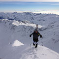 Die letzten Höhenmeter auf der Kante (links runter gut ersichtlich die Aufstiegsspur), im Hintergrund ein gewaltiges Panorama 