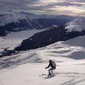 Vom Gipfelhang toll die Sicht ins Tal, im mittleren Teil die Aufstiegsspur