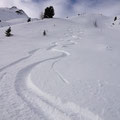 Ein Blick zurück, links der Tartscher Kopf, rechts unsere Spuren im unberührtem Schnee - Bergtol