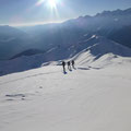 Die letzten Meter, mit Blick ins Tal, wo heute bereits die Frostberegnung eingesetzt werden musste