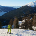 Harry mit Splitboard und Reschensee im Hintergrund