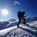 hier Toni, welcher von der Sonne und dem Ortler im Auge dem Gipfel regelrecht entgegenhechtete