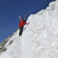 Die ersten Tiefenmeter zu Fuß, eine Schutzmauer zur Nordwand hat sich aufgebaut