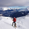 Toni kurz unterhalb des Gipfels mit Blick Richtung Land - schwere Wolken zogen auf