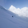 Patti G. in Action, dahinter das leuchtende Dreigestirn