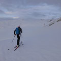 Stefan schnurstrax dem Kuhtal zu, im hintergrund die Kuhtalspitze