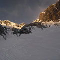 Am Einstieg zur Ost Rinne. Rechts quer hoch die Randspalte, links von der Verschneidung runter sieht man den kurz vorher runtergeblasenen Gries Schnee, der wie Staubzucker aufstäubte..