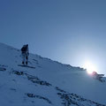 Franz im Gipfelhang, nun endlich von der Sonne bestrahlt