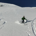 Ein Blick zum Gipfel zurück, rechts die Aufstiegsspur welche weiter oben unser Abfahrtsspur quert und ein lächelnder Tini Strahlemann..