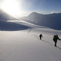 Vom gefallenen Neuschnee waren wir überrascht, das Wetter passte (bis auf dem Wind) nun