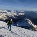 Marian mit dem Gebirge im Rücken