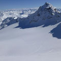 Ein Blick zurück, die Aufstiegsspur und in der Mitte der Mundpitschen, das Schliniger Matterhorn..