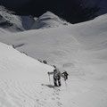 nach wenigen Spitzkehren in der Wand, schulterten wir die Skier