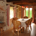 le coin repas du gite rural le Vieux Domaine au Masbareau, en Limousin, Haute-Vienne, Nouvelle-Aquitaine